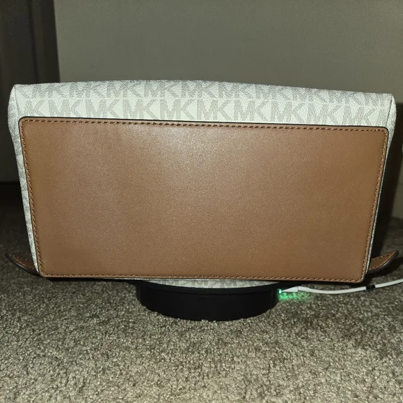 NWT Michael Kors Sheila Medium Logo Backpack - Picture 9 of 11